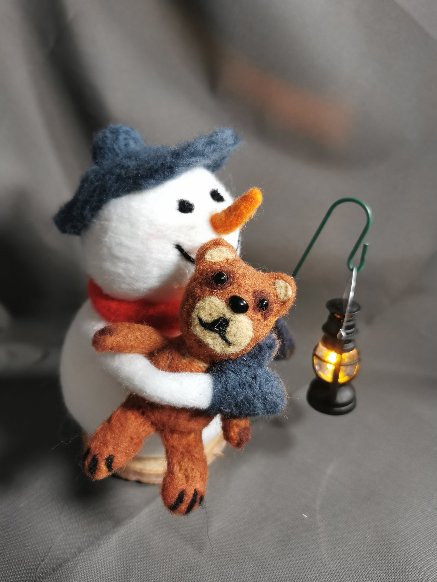 Schneemann mit Teddy und Laterne