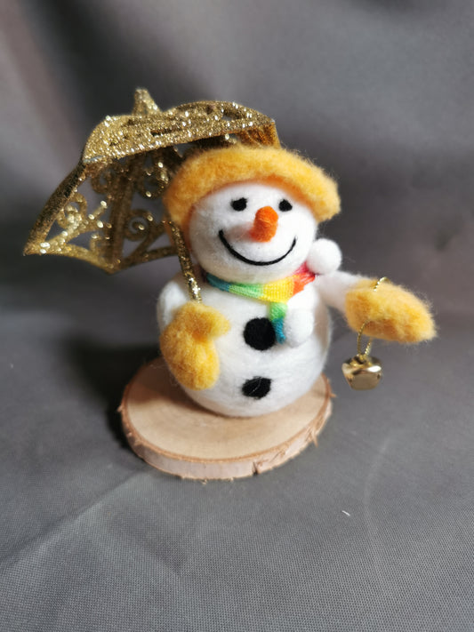 Schneemann mit goldenem Regenschirm
