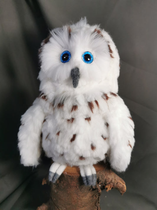Schnee-Eule auf einem Holzklotz