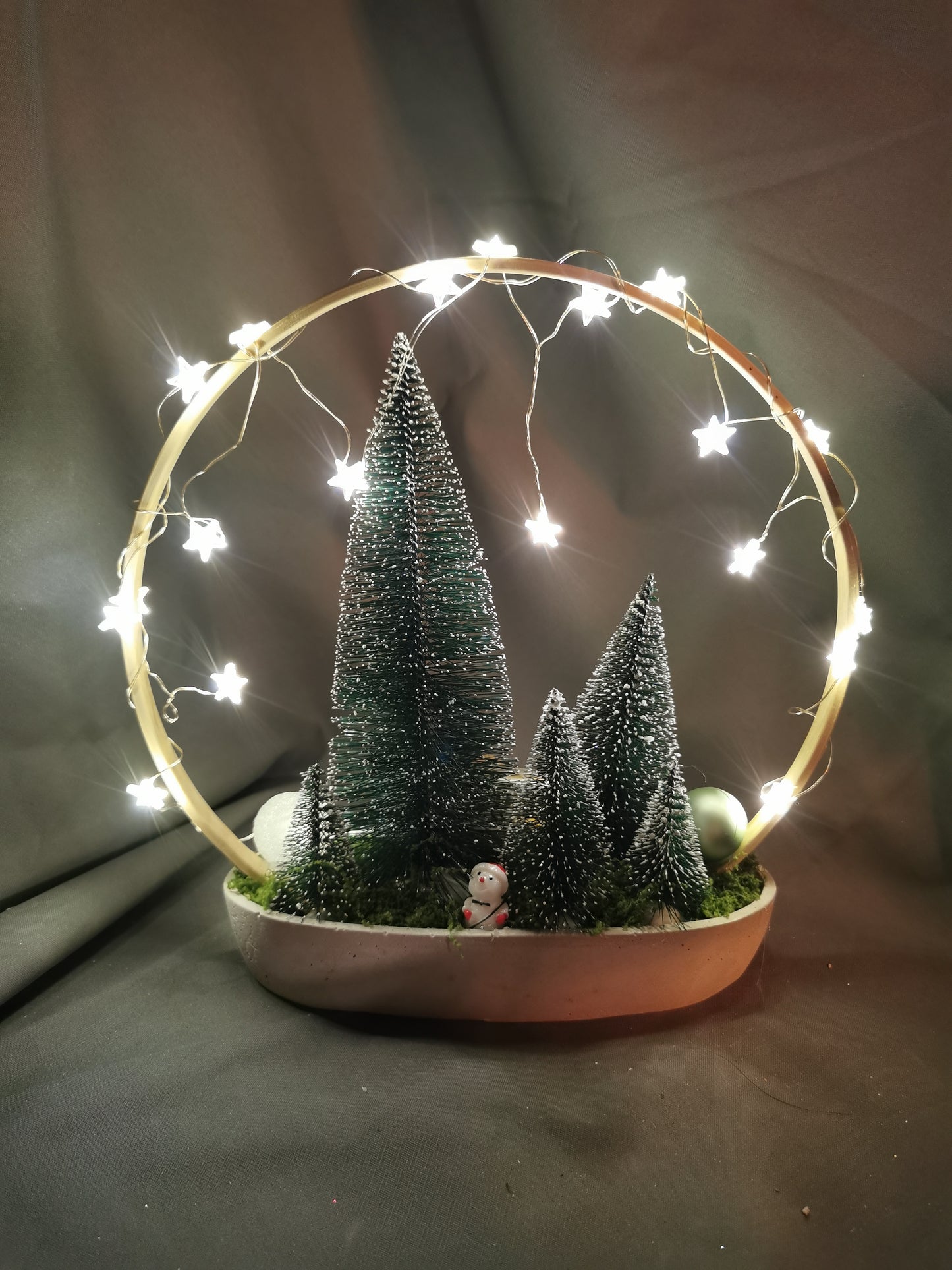 Beton Weihnachtsdeko mit Tannenbäumen und Lichterkette