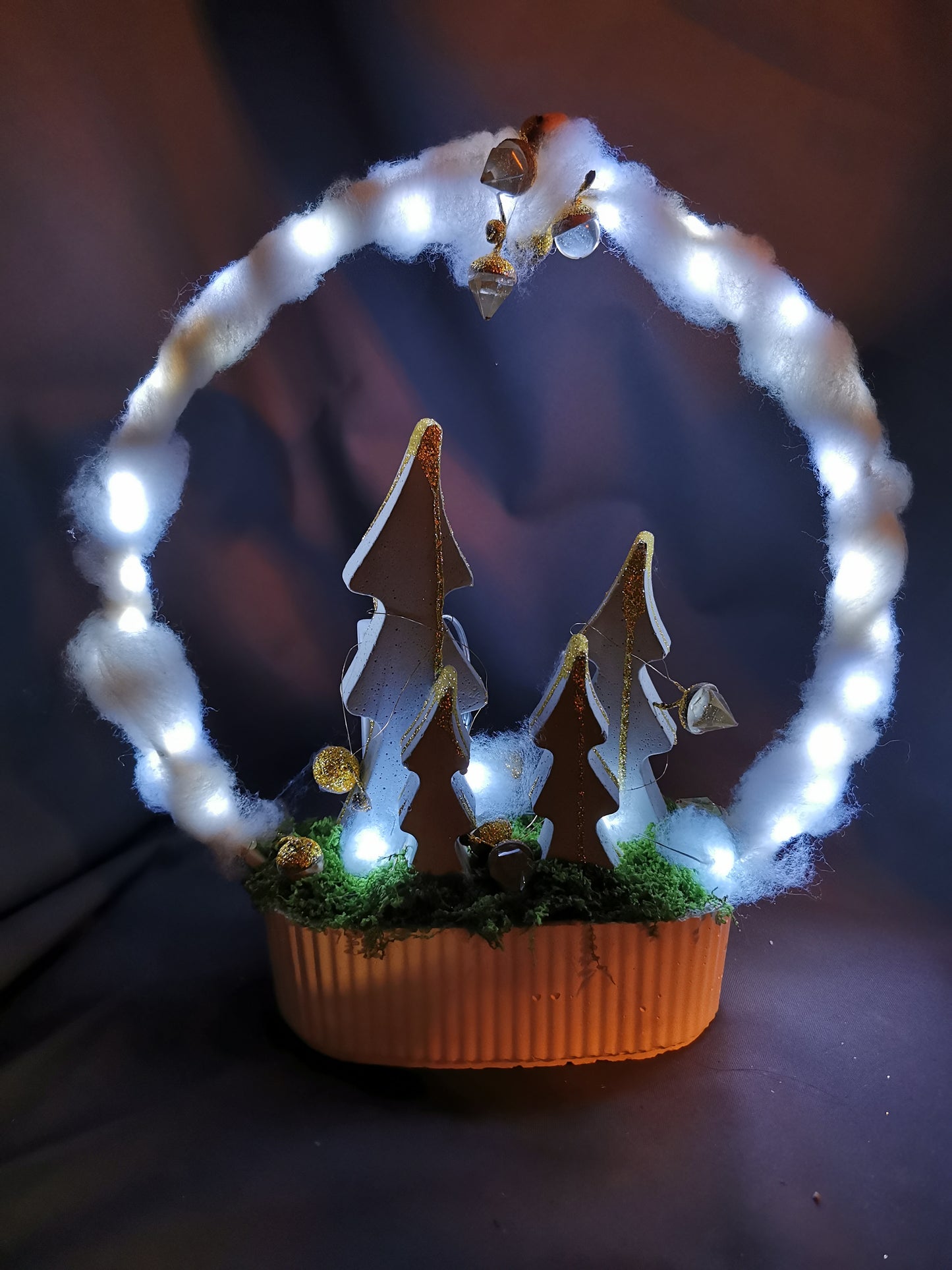 Beton Weihnachtsdeko mit Betonbäumen und Lichterkette