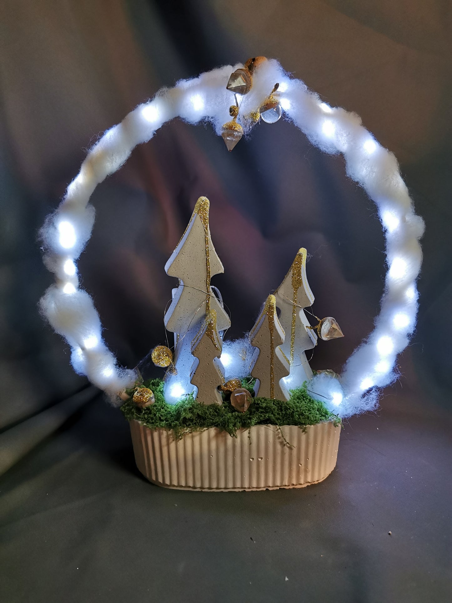 Beton Weihnachtsdeko mit Betonbäumen und Lichterkette