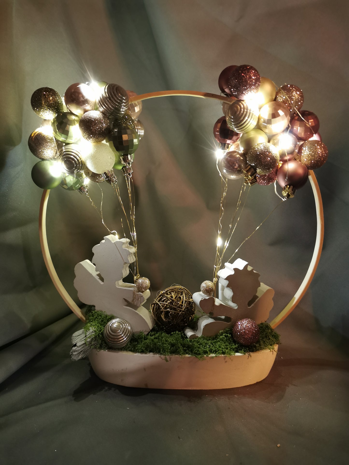 Beton Weihnachtsdeko mit Lichterkette und kleinen Weihnachtskugeln