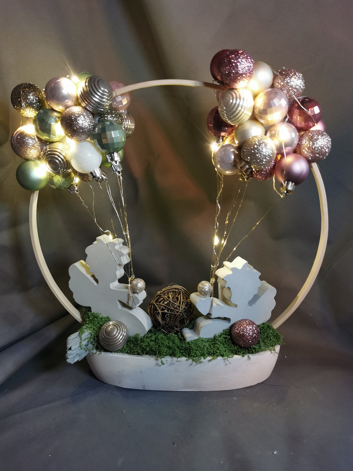 Beton Weihnachtsdeko mit Lichterkette und kleinen Weihnachtskugeln