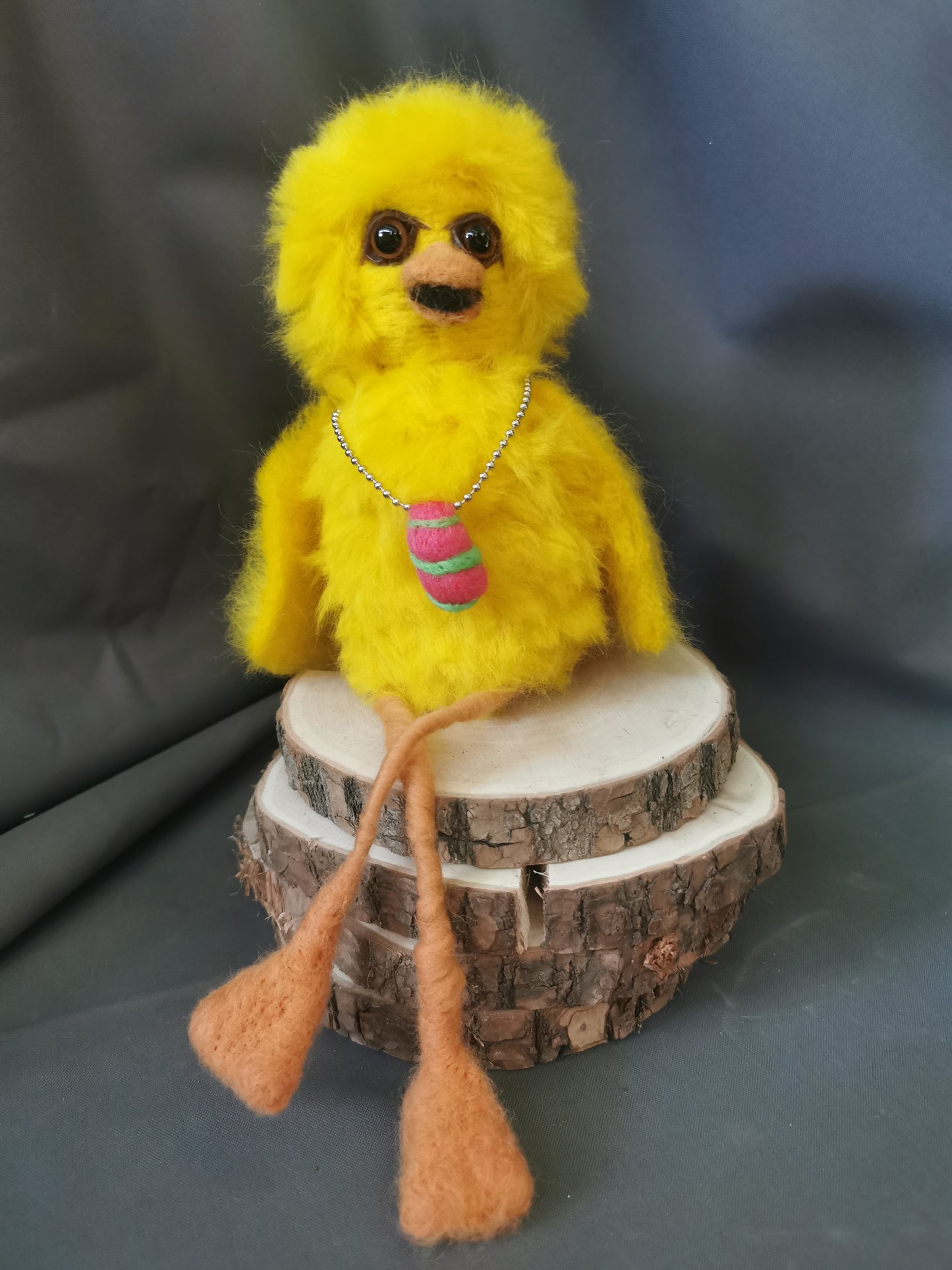 Bibo sitzend mit Kette