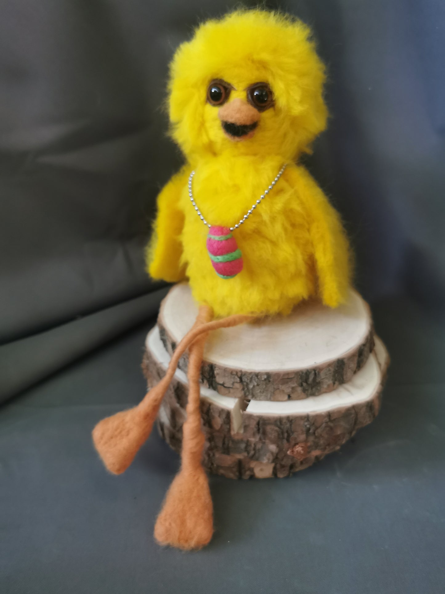 Bibo sitzend mit Kette