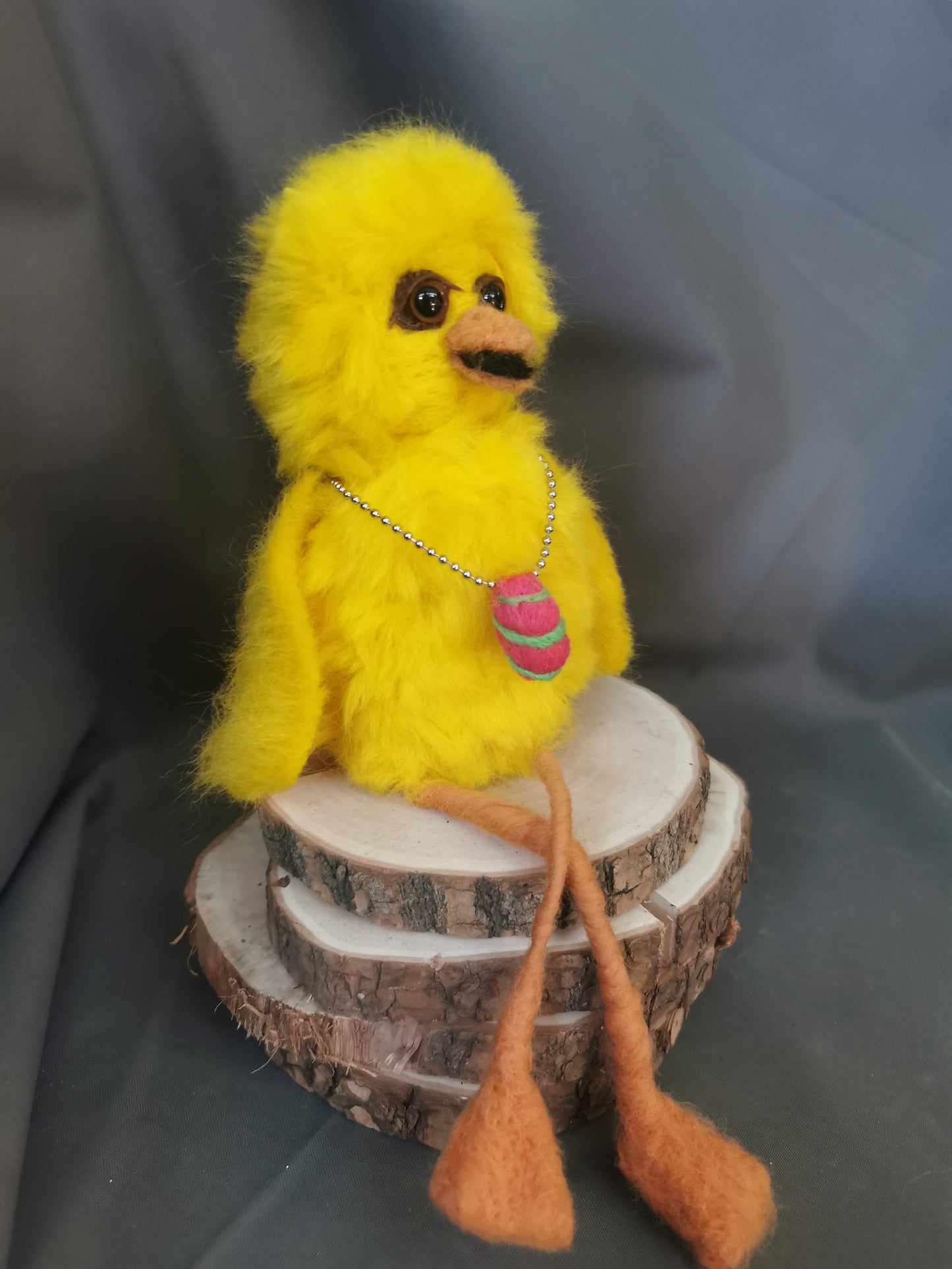 Bibo sitzend mit Kette