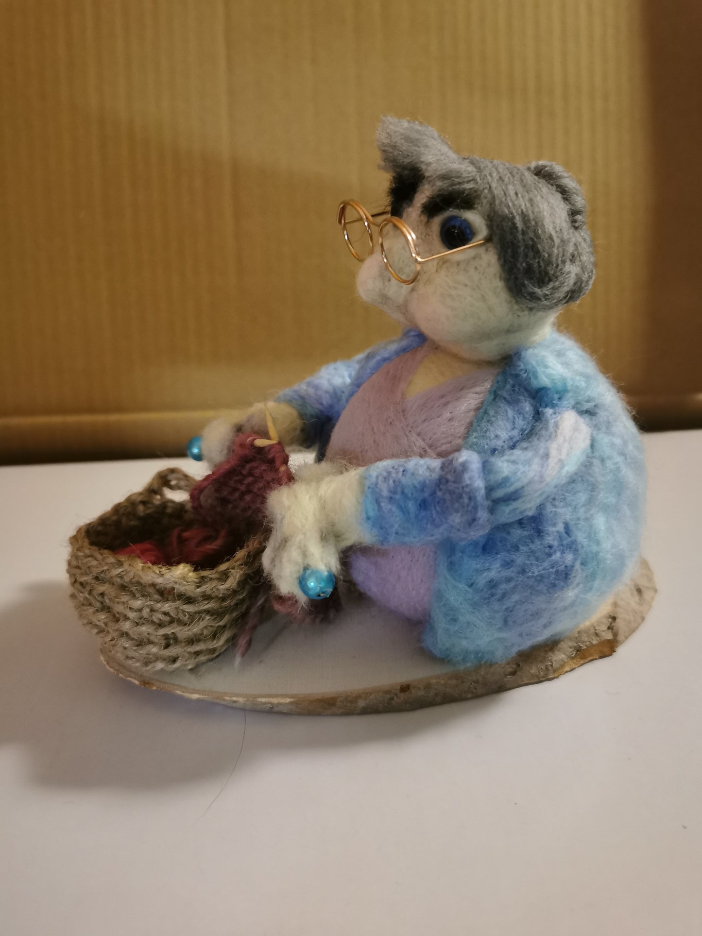 Strick Omi auf Holzscheibe