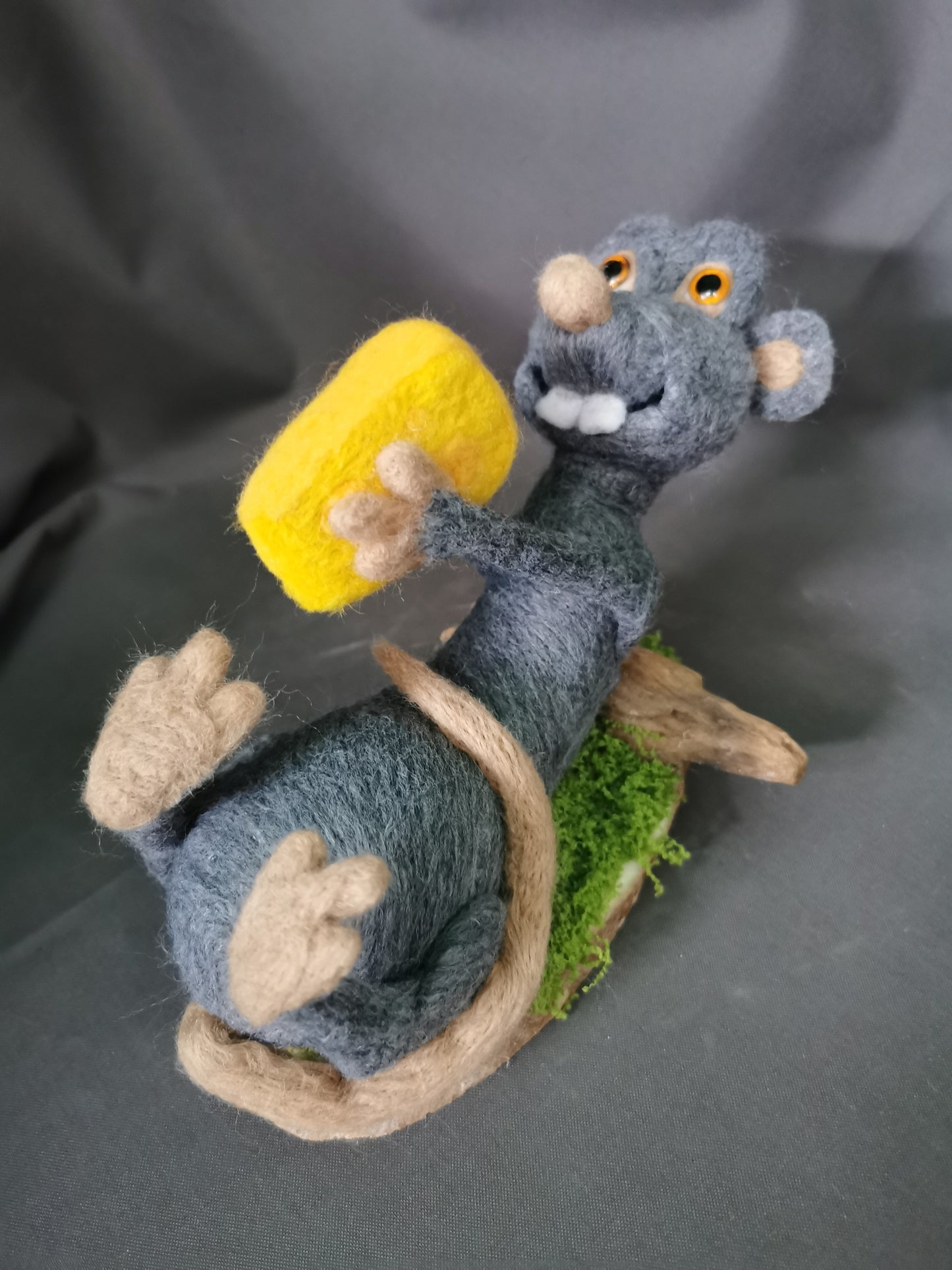 liegende Ratte mit Käse