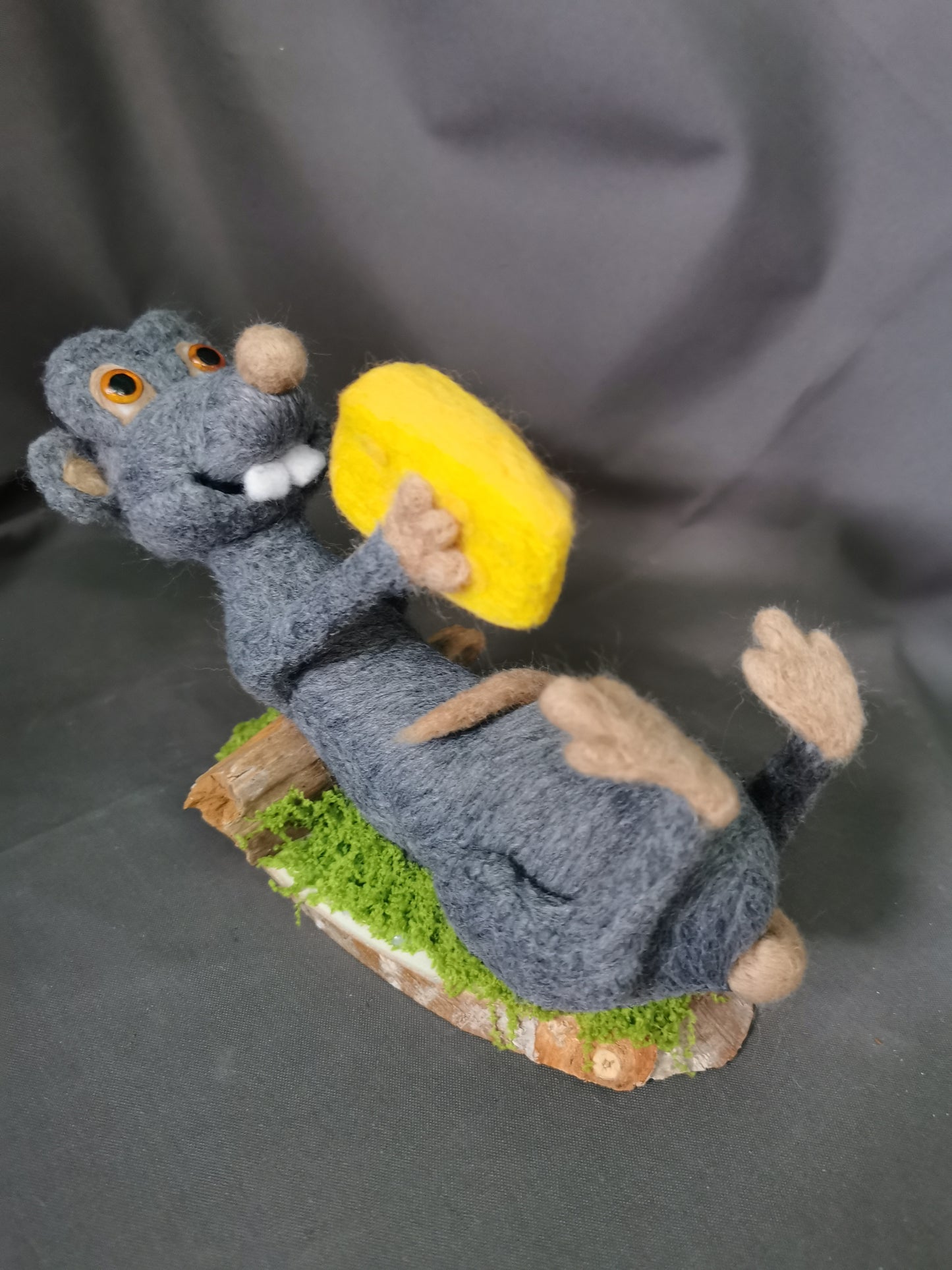 liegende Ratte mit Käse