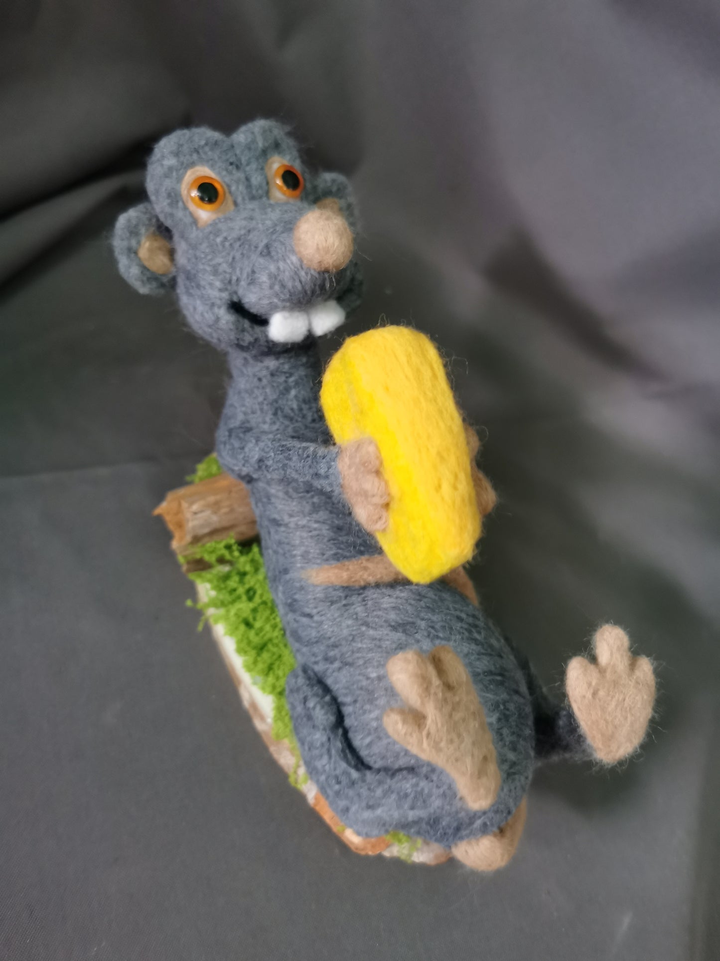 liegende Ratte mit Käse