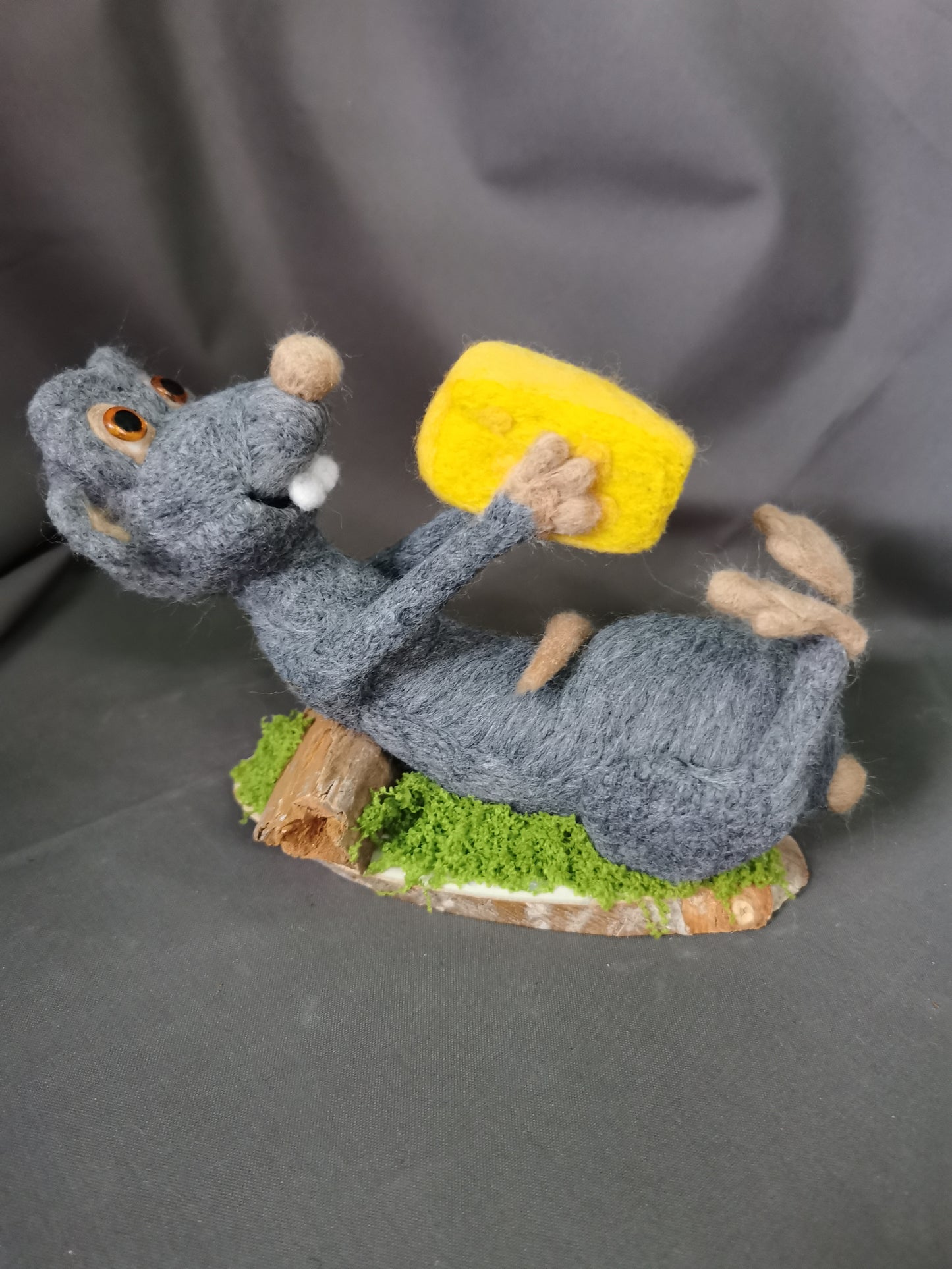 liegende Ratte mit Käse