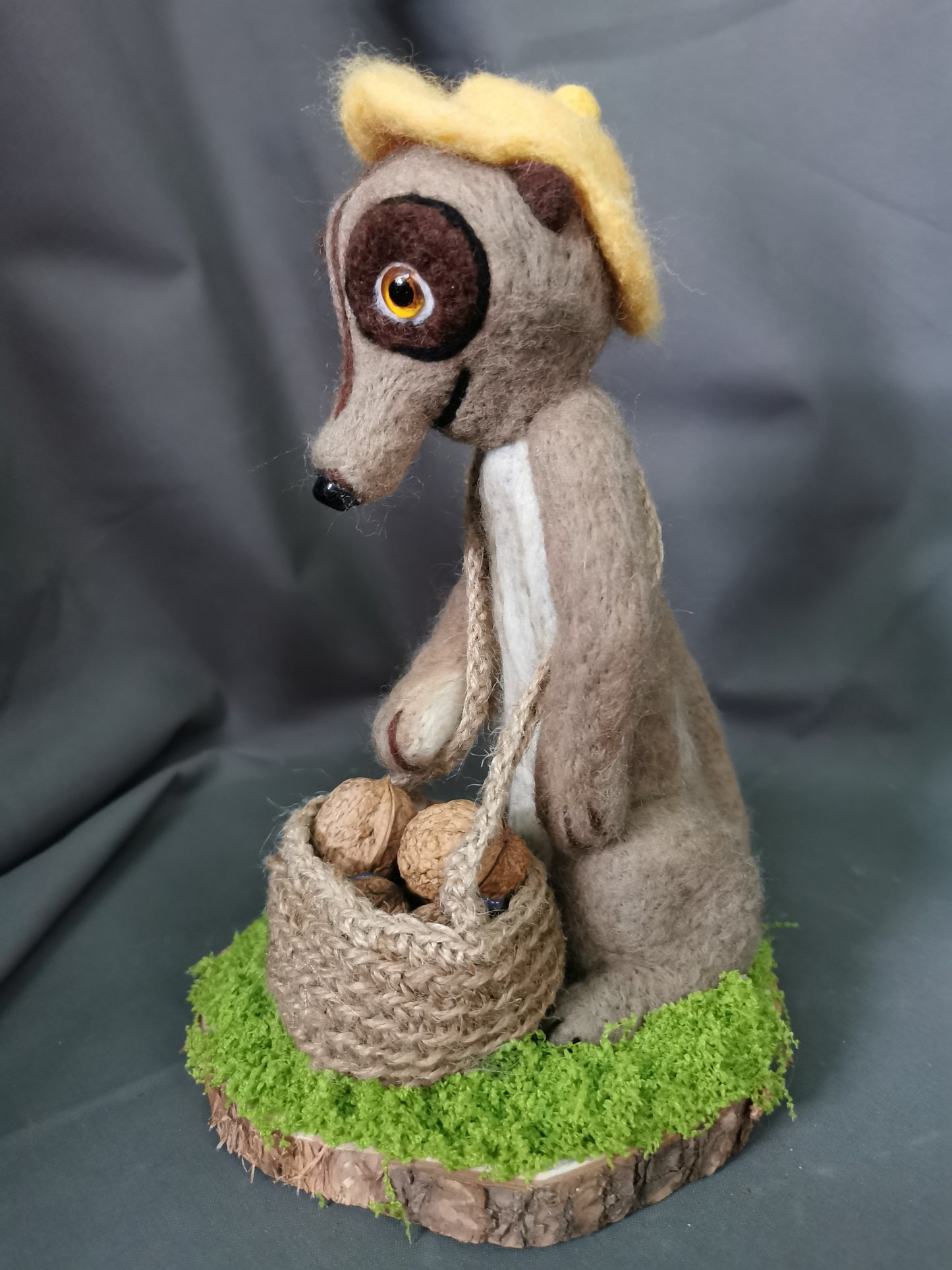 Erdmännchen mit Wallnüssen im Korb