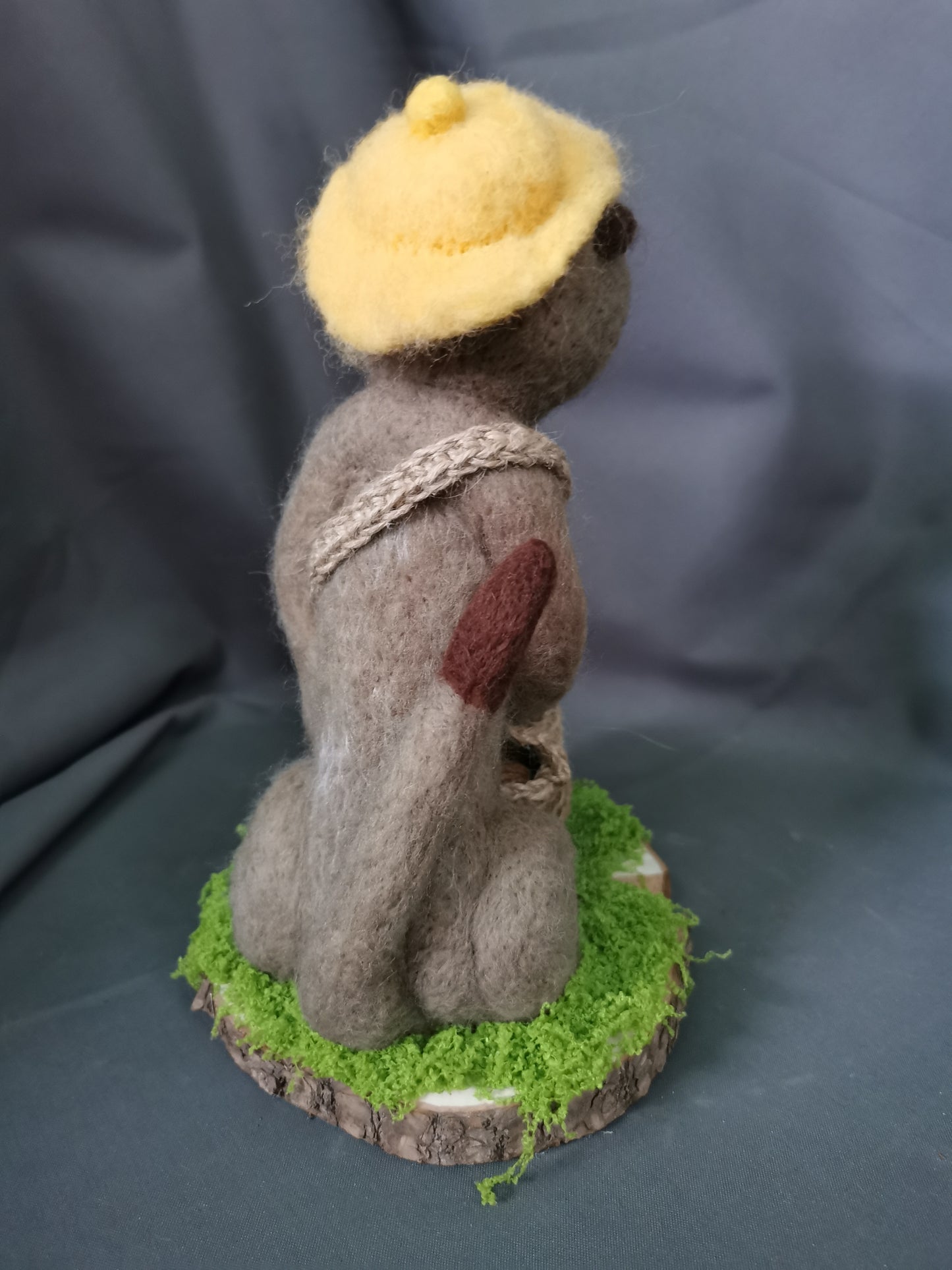 Erdmännchen mit Wallnüssen im Korb