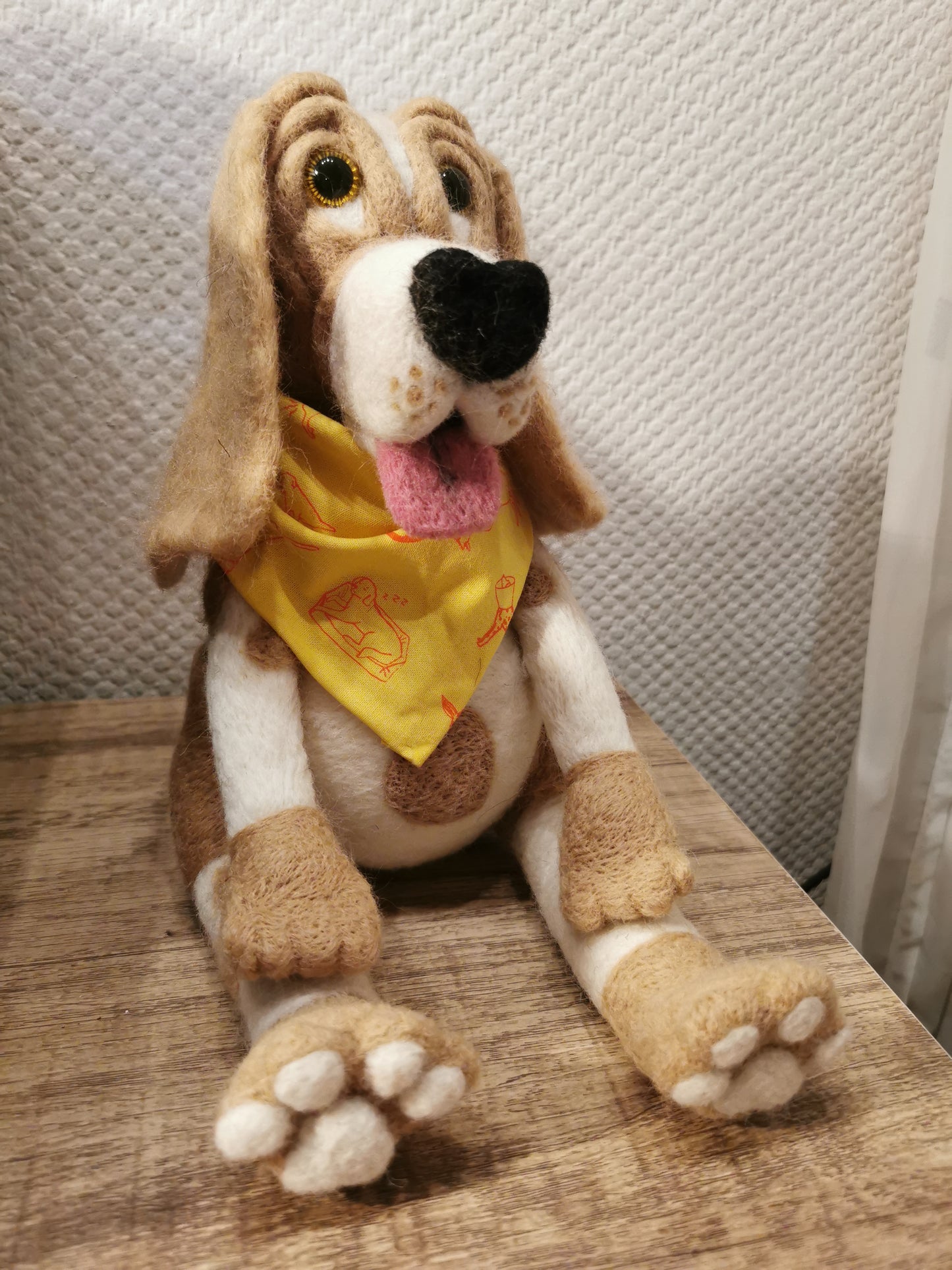 gefilzter großer Hund mit Halstuch