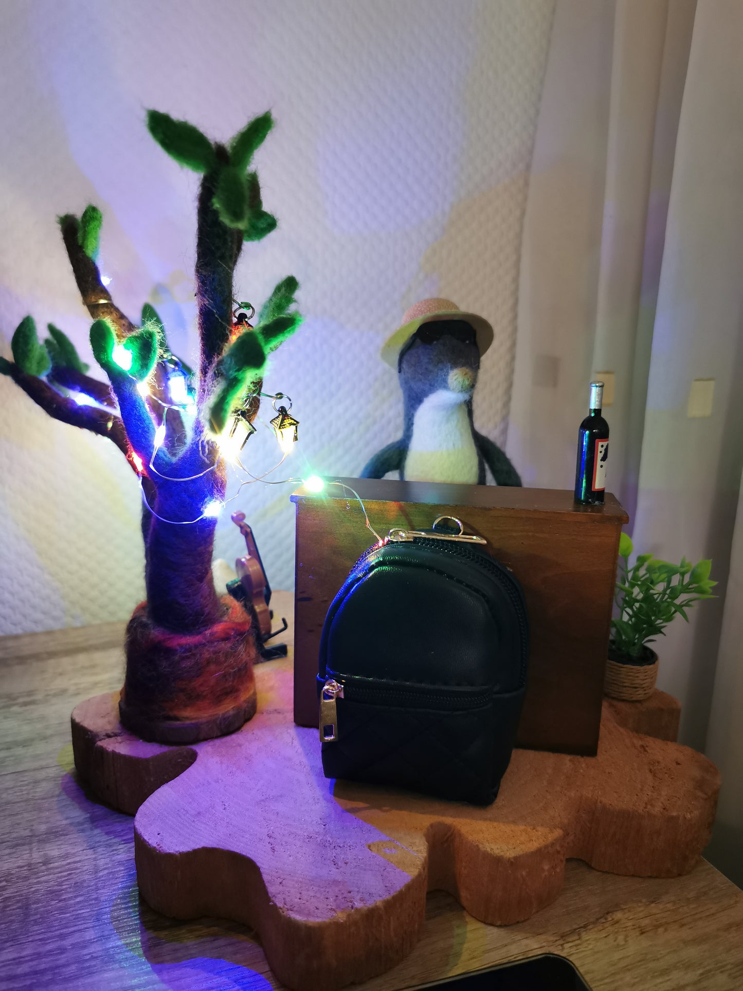 gefilzter Maulwurf am Klavier mit leuchtendem Filzbaum