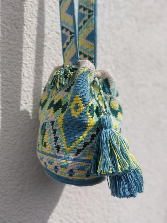Boho Chic Handgefertigte Mochila Bag mit praktischem Zugverschluss und 2 Quasten