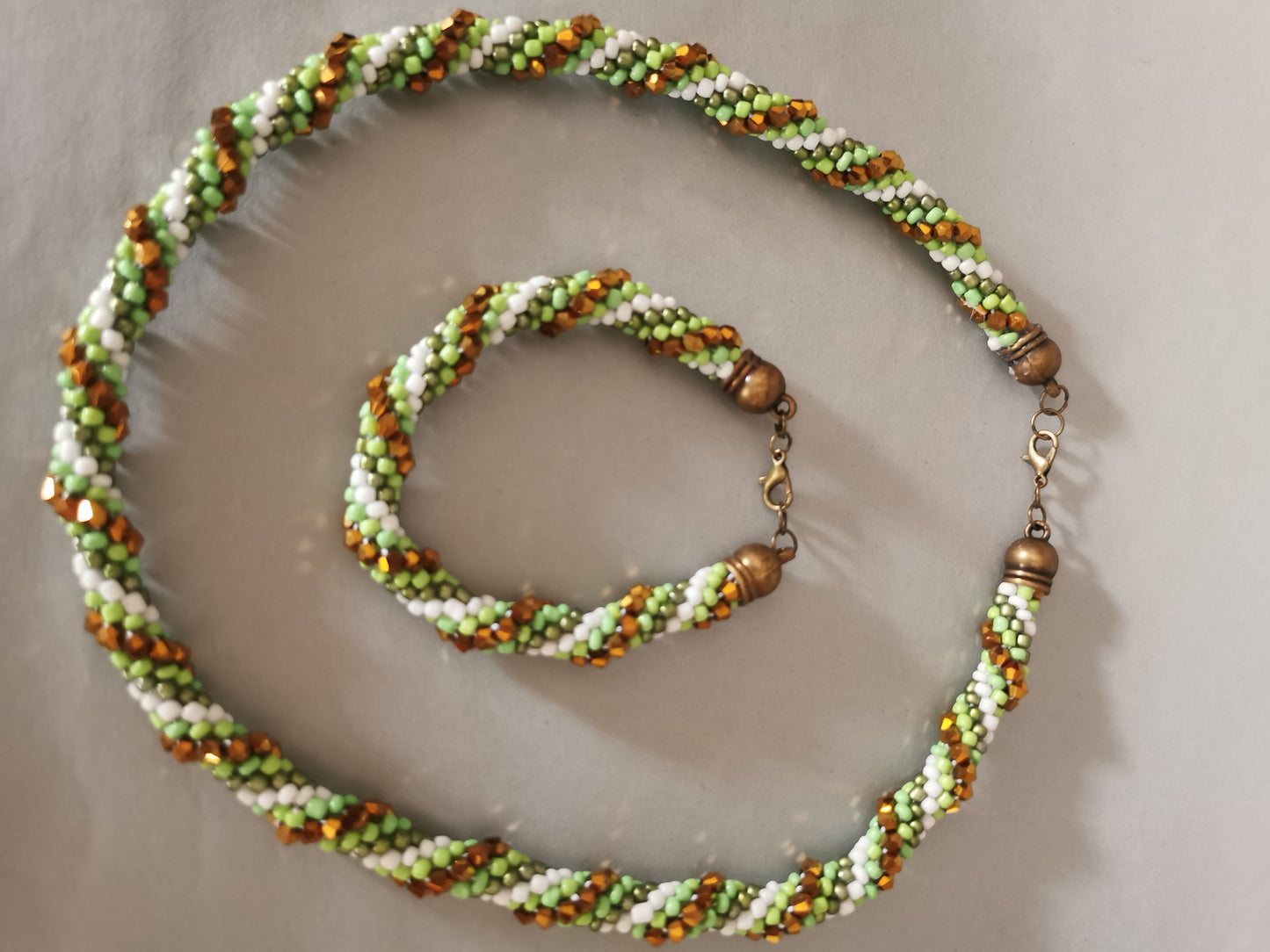 Set Perlenhäkelkette mit Armband und Ohrringen Modell 111