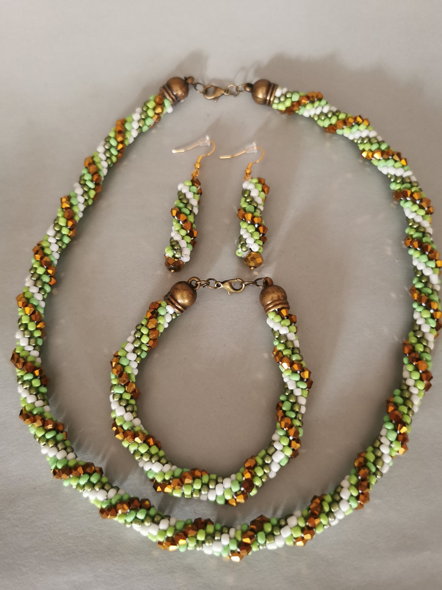 Set Perlenhäkelkette mit Armband und Ohrringen Modell 111