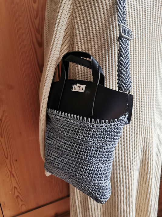 Handtasche mit Tragegriffen und Schultergurt