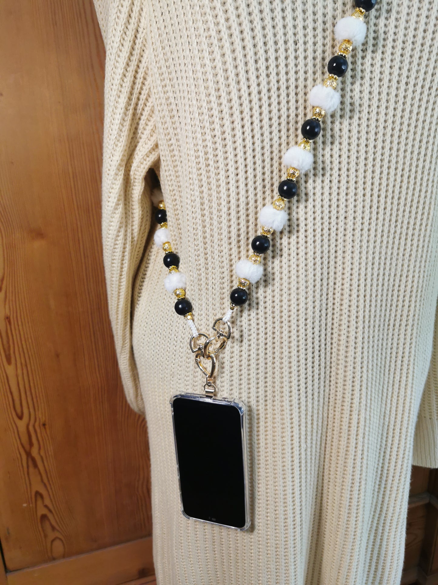 Handyperlenkette mit Kaninchenkunstfellperlen